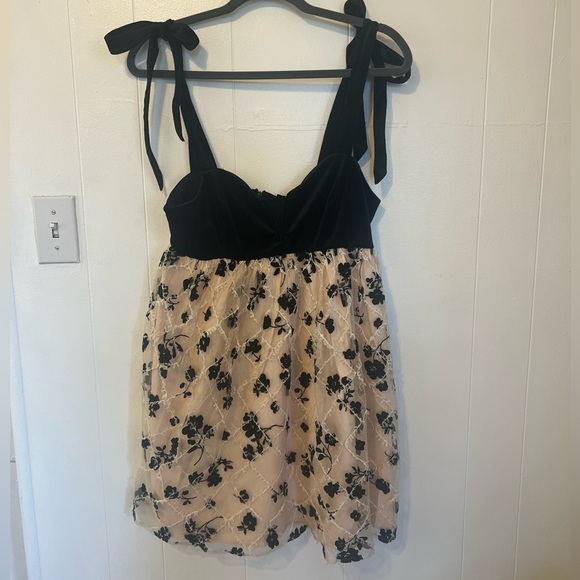 Storia Dresses & Skirts - Black & Nude Floral Dress (Size M) NWT